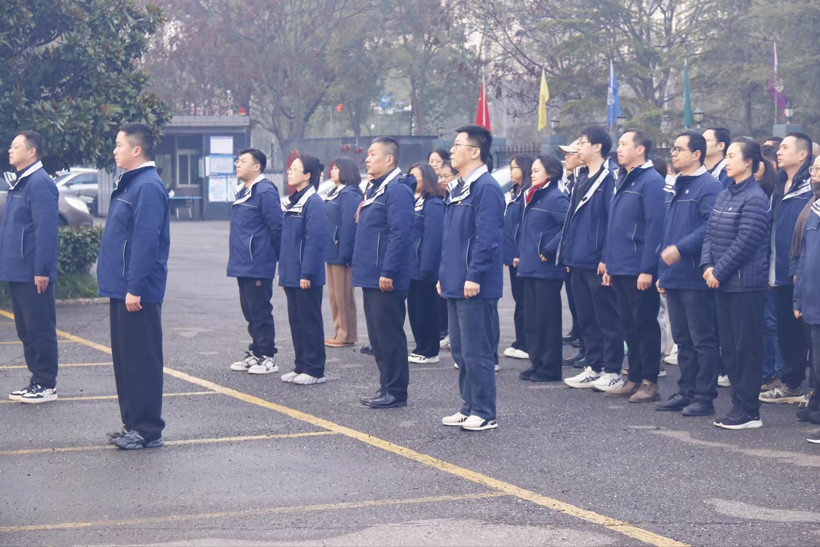 晨光映旗起新篇，凝新奮進(jìn)新征程